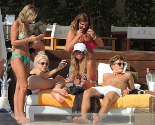 Pixie Lott feet photo thumbnail
