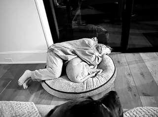 Kaley Cuoco feet photo thumbnail