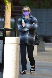 Emma Roberts feet photo thumbnail