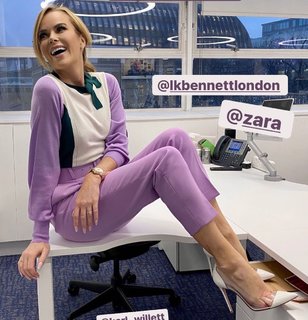 Amanda Holden feet photo thumbnail