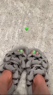Kylie Jenner feet photo thumbnail