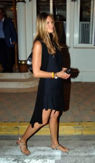 Elle Macpherson feet photo thumbnail