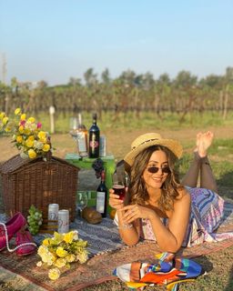 Hina Khan feet photo thumbnail