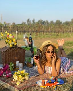 Hina Khan feet photo thumbnail