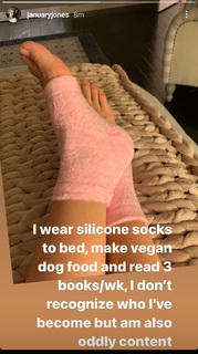 January Jones feet photo thumbnail