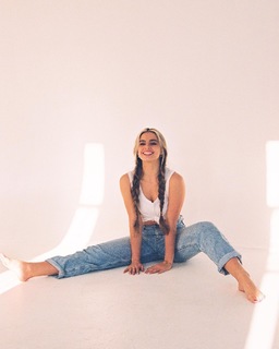 Addison Rae feet photo thumbnail