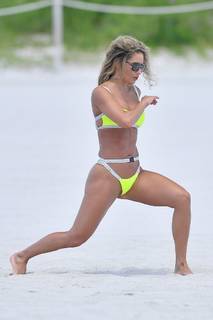 Jennifer Nicole Lee feet photo thumbnail