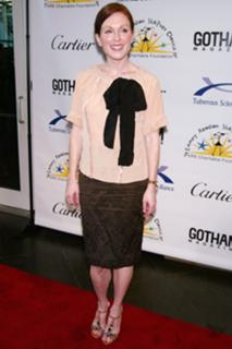 Julianne Moore feet photo thumbnail