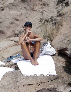 Izabel Goulart feet photo thumbnail