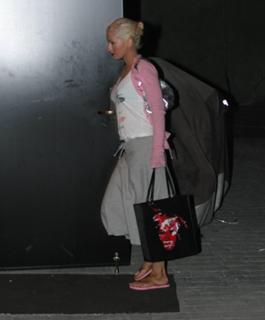 Christina Aguilera feet photo thumbnail