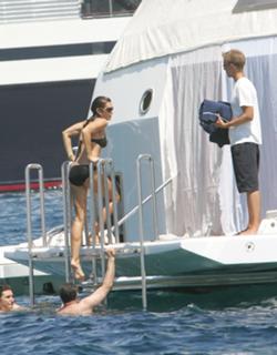 Cindy Crawford feet photo thumbnail