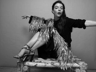 Anya Taylor-Joy feet photo thumbnail