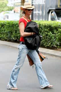 Elle Macpherson feet photo thumbnail