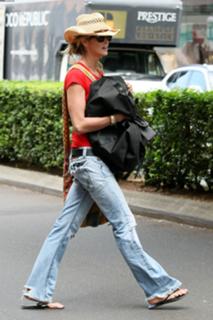 Elle Macpherson feet photo thumbnail
