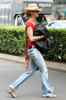Elle Macpherson feet photo thumbnail