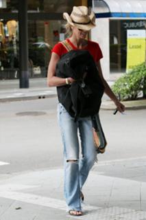 Elle Macpherson feet photo thumbnail