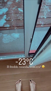 Valentina Vignali feet photo thumbnail