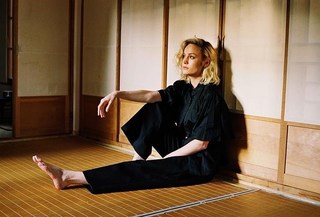 Brie Larson feet photo thumbnail
