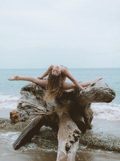 Sofie Dossi feet photo thumbnail