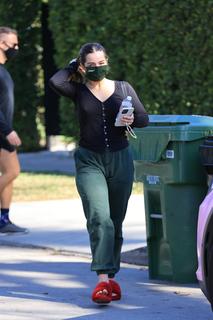 Addison Rae feet photo thumbnail