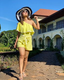 Hina Khan feet photo thumbnail