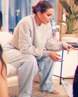 Khloé Kardashian feet photo thumbnail