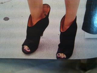 Rachel Bilson feet photo thumbnail