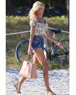 Victoria Silvstedt feet photo thumbnail