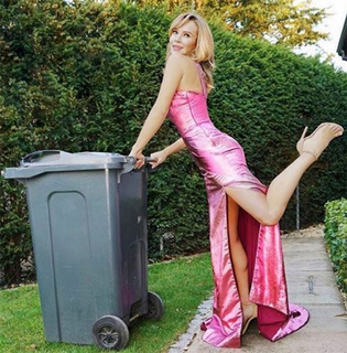 Amanda Holden feet photo thumbnail