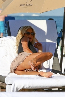 Victoria Silvstedt feet photo thumbnail