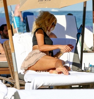 Victoria Silvstedt feet photo thumbnail