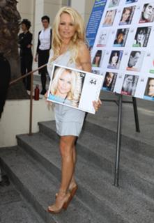Pamela Anderson feet photo thumbnail