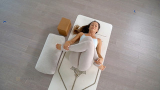 Kino MacGregor feet photo thumbnail