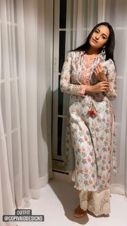 Sonakshi Sinha feet photo thumbnail
