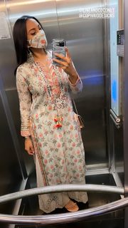 Sonakshi Sinha feet photo thumbnail