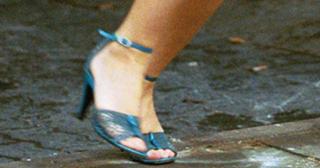 Kylie Minogue feet photo thumbnail