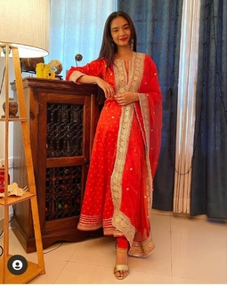 Anushka Sen feet photo thumbnail