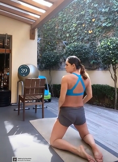 Tania Rincón feet photo thumbnail