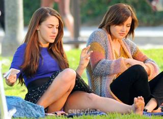 Jessica Lowndes feet photo thumbnail