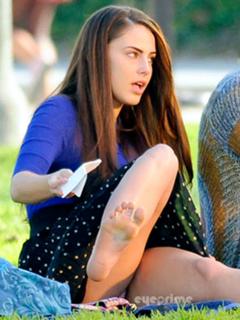Jessica Lowndes feet photo thumbnail