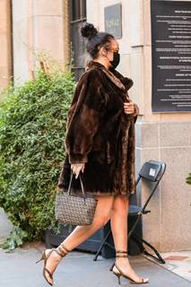 Rihanna feet photo thumbnail