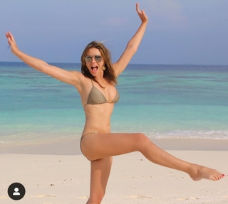Elizabeth Hurley feet photo thumbnail
