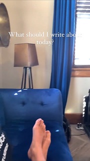 Jessie James Decker feet photo thumbnail