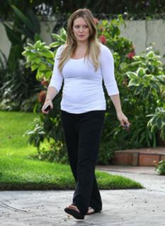 Hilary Duff feet photo thumbnail