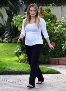 Hilary Duff feet photo thumbnail
