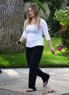 Hilary Duff feet photo thumbnail