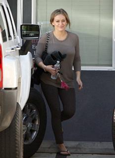 Hilary Duff feet photo thumbnail