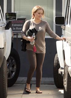 Hilary Duff feet photo thumbnail