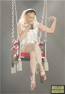 Gwen Stefani feet photo thumbnail