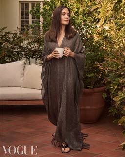 Angelina Jolie feet photo thumbnail
